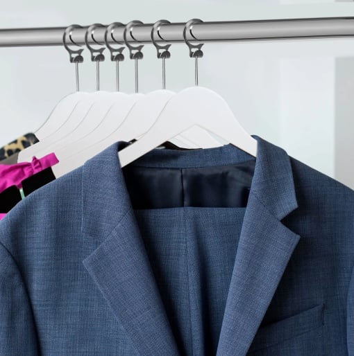 Umeraș hotelier din lemn alb cu margini de catifea, bară pentru pantaloni și design clasic – ideal pentru cămăși, bluze, pantaloni, tricouri și rochii