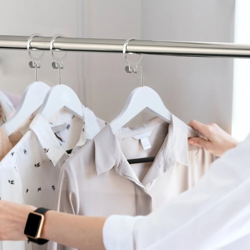 Umeraș hotelier din lemn alb cu margini de catifea, bară pentru pantaloni și design clasic – ideal pentru cămăși, bluze, pantaloni, tricouri și rochii