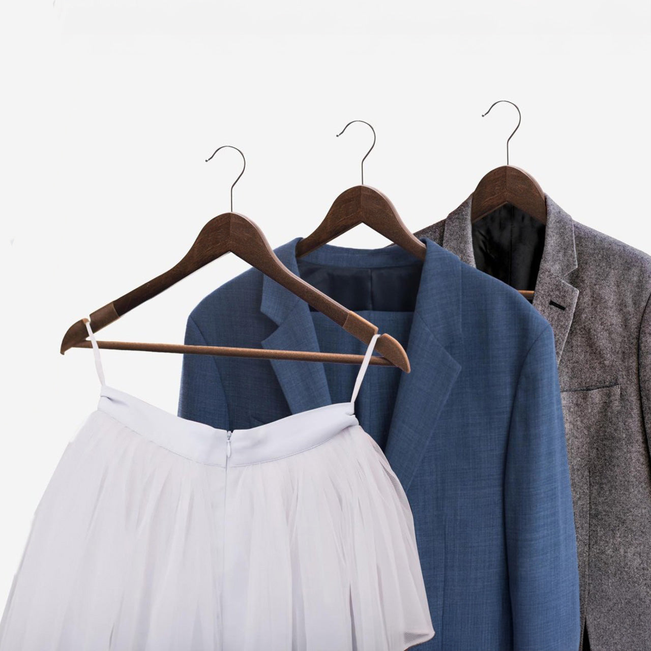 Umeraș din lemn cu finisaj vintage,bară pentru pantaloni și margini de catifea - pentru haine delicate