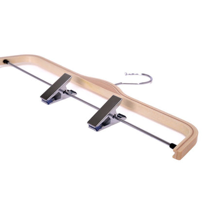 Umeraș compact din lemn natur cu clipsuri metalice pentru pantaloni - ideal pentru fuste și pantaloni - HUMERO