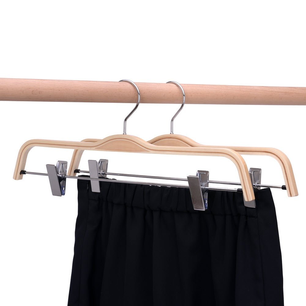 Umeraș compact din lemn natur cu clipsuri metalice pentru pantaloni - ideal pentru fuste și pantaloni - HUMERO