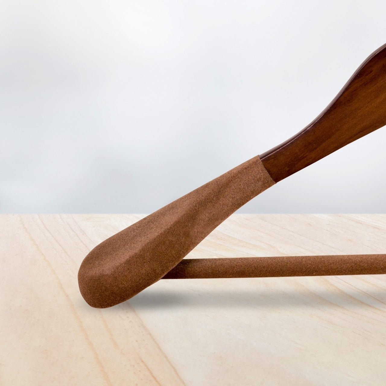 Umeraș cu umeri lați și design modern, antialunecare din lemn maro vintage cu cârlig metalic și bară pentru pantaloni - ideal pentru costume, sacouri, cămăși, bluze, jachete, paltoane, tricouri și pantaloni - HUMERO