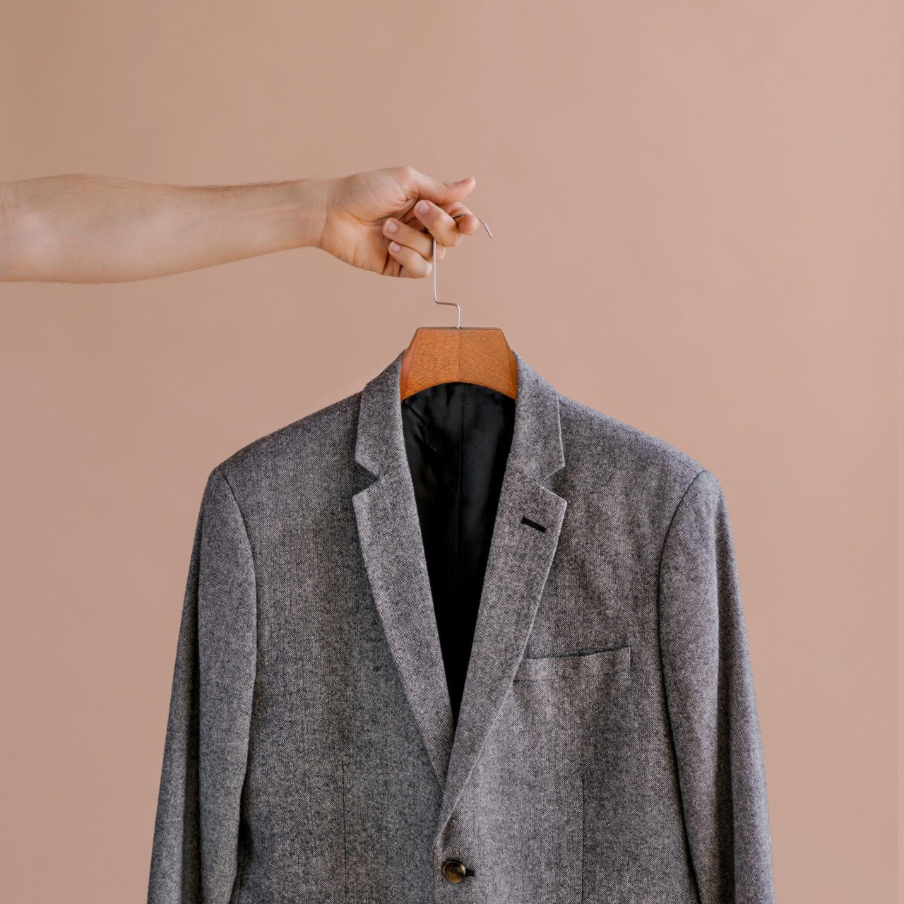 Umeraș de lux din lemn maro vintage cu cârlig rotativ, umeri lați și design modern - ideal pentru costume, sacouri, cămăși, bluze, jachete, paltoane și tricouri - HUMERO