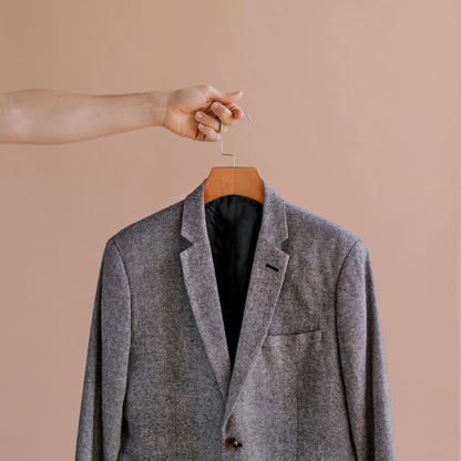 Umeraș de lux din lemn maro vintage cu cârlig rotativ, umeri lați și design modern - ideal pentru costume, sacouri, cămăși, bluze, jachete, paltoane și tricouri - HUMERO