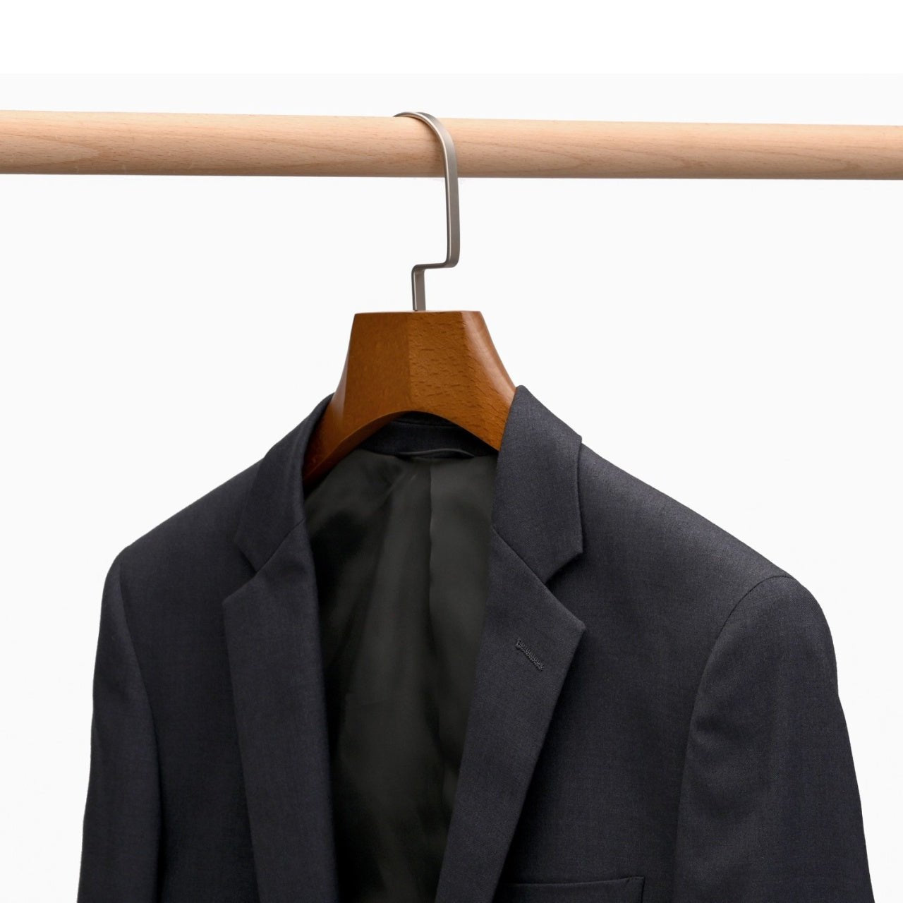 Umeraș de lux din lemn maro vintage cu cârlig rotativ, umeri lați și design modern - ideal pentru costume, sacouri, cămăși, bluze, jachete, paltoane și tricouri - HUMERO