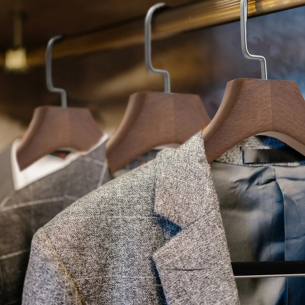 Umeraș de lux pentru costum din lemn masiv maro vintage cu umeri lați si bară pentru pantaloni - ideal pentru costume, sacouri, pantaloni, cămăși, tricouri, jachete și bluze - HUMERO