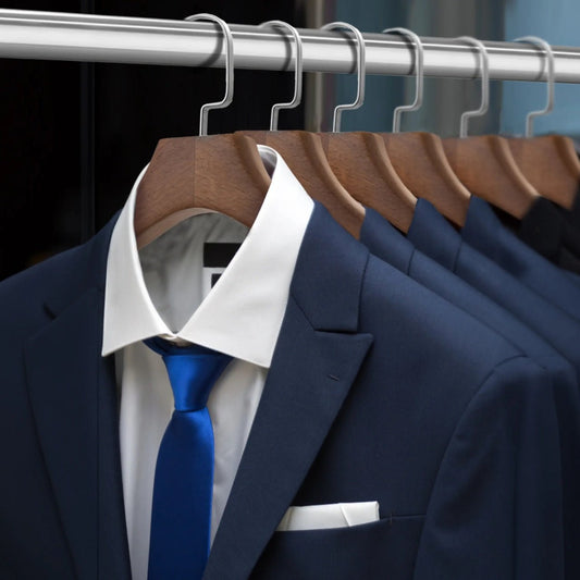 Umeraș de lux pentru costum din lemn masiv maro vintage cu umeri lați si bară pentru pantaloni - ideal pentru costume, sacouri, pantaloni, cămăși, tricouri, jachete și bluze - HUMERO