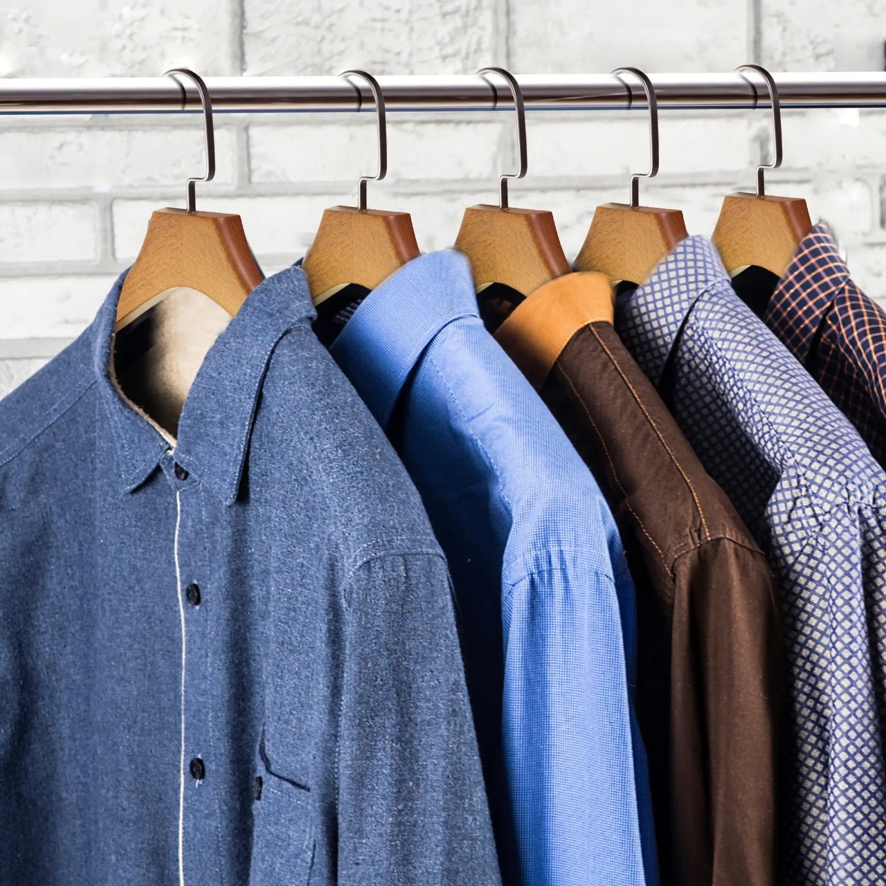 Umeraș de lux pentru costum din lemn masiv maro vintage cu umeri lați si bară pentru pantaloni - ideal pentru costume, sacouri, pantaloni, cămăși, tricouri, jachete și bluze - HUMERO