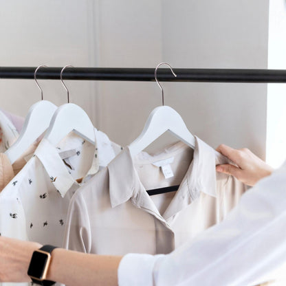 Umeraș din lemn, alb, cu finisaj vintage,bară pentru pantaloni și margini de catifea - ideal pentru cămăși, bluze, pantaloni, tricouri și rochii - HUMERO