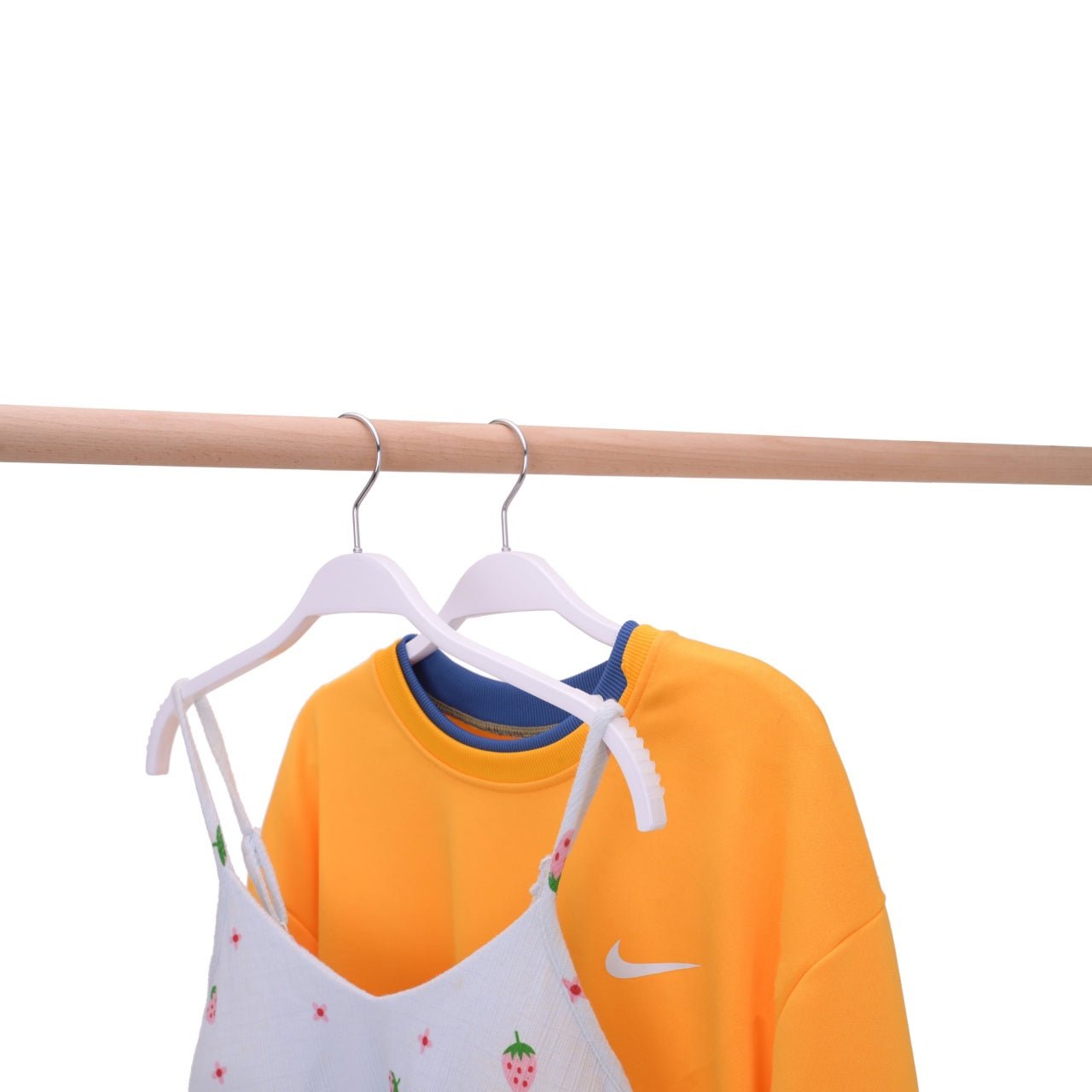 Umeraș din lemn alb cu margini din cauciuc anti - alunecare - ideal pentru cămăși, bluze, tricouri și rochii - HUMERO