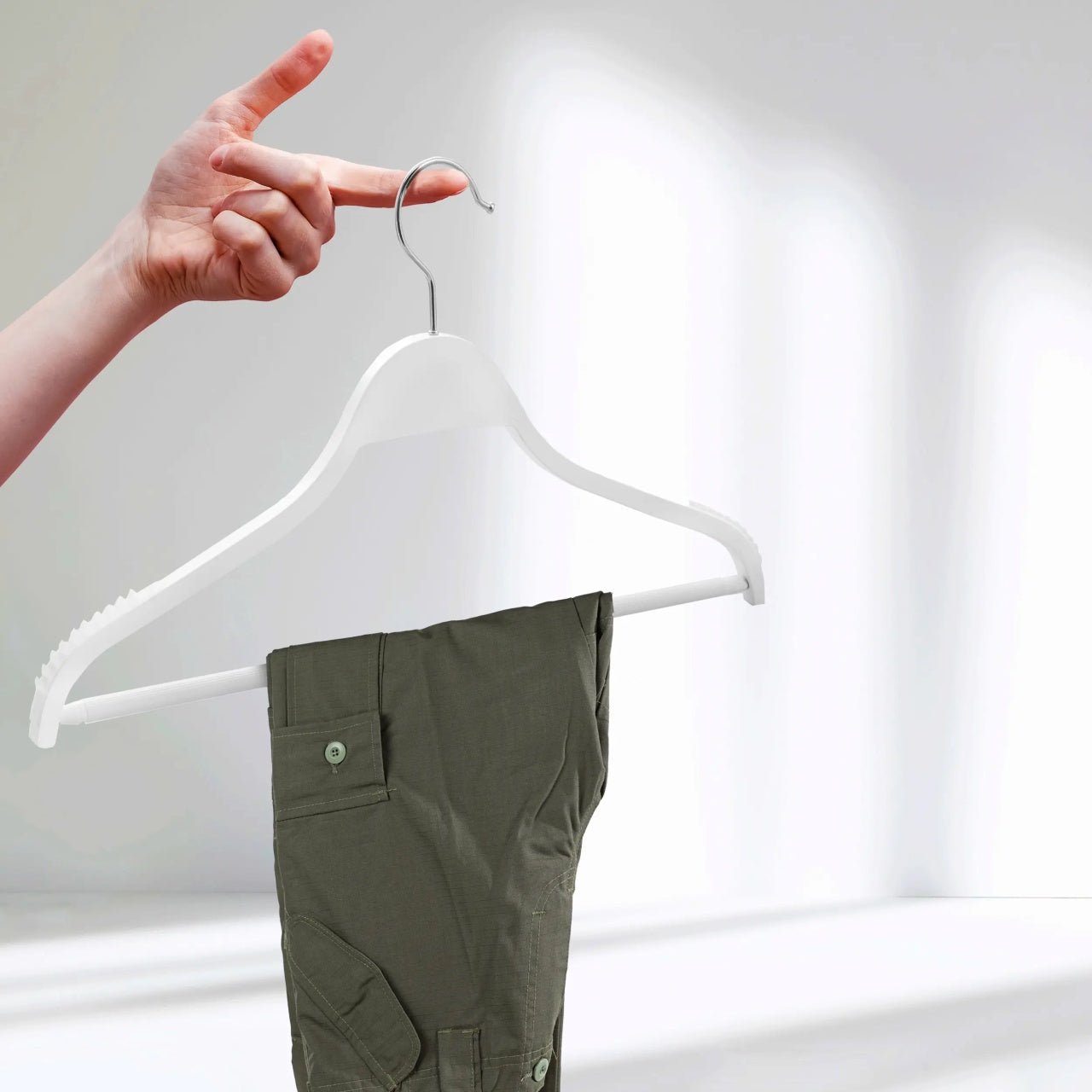 Umeraș din lemn alb cu margini din cauciuc anti - alunecare și bară pentru pantaloni - ideal pentru cămăși, bluze, pantaloni, tricouri și rochii - HUMERO