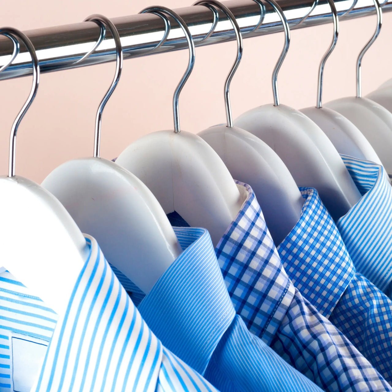 Umeraș din lemn alb cu margini din cauciuc anti - alunecare și bară pentru pantaloni - ideal pentru cămăși, bluze, pantaloni, tricouri și rochii - HUMERO