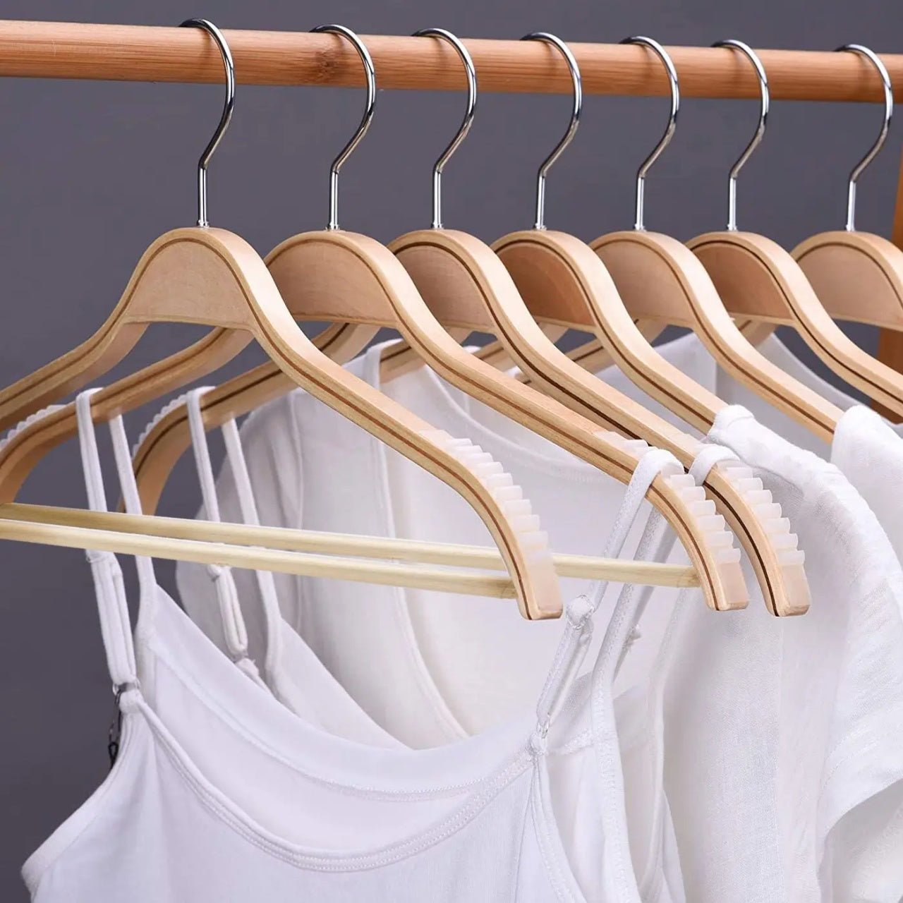 Umeraș din lemn natur cu margini din cauciuc anti - alunecare și bară pentru pantaloni - ideal pentru cămăși, bluze, pantaloni, tricouri și rochii - HUMERO