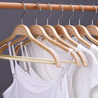 Umeraș din lemn natur cu margini din cauciuc anti - alunecare și bară pentru pantaloni - ideal pentru cămăși, bluze, pantaloni, tricouri și rochii - HUMERO