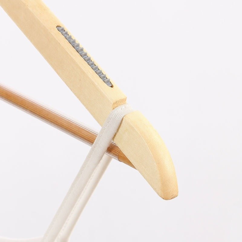 Umeraș din lemn natur cu striații antialunecare si bară pentru pantaloni - ideal pentru pantaloni, rochii, fuste, cămăși, bluze, jachete și tricouri - HUMERO