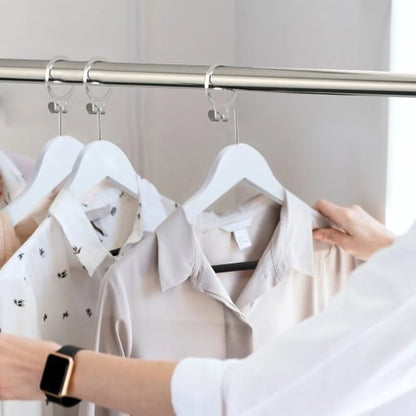 Umeraș hotelier din lemn alb cu margini de catifea, bară pentru pantaloni și design clasic – ideal pentru cămăși, bluze, pantaloni, tricouri și rochii