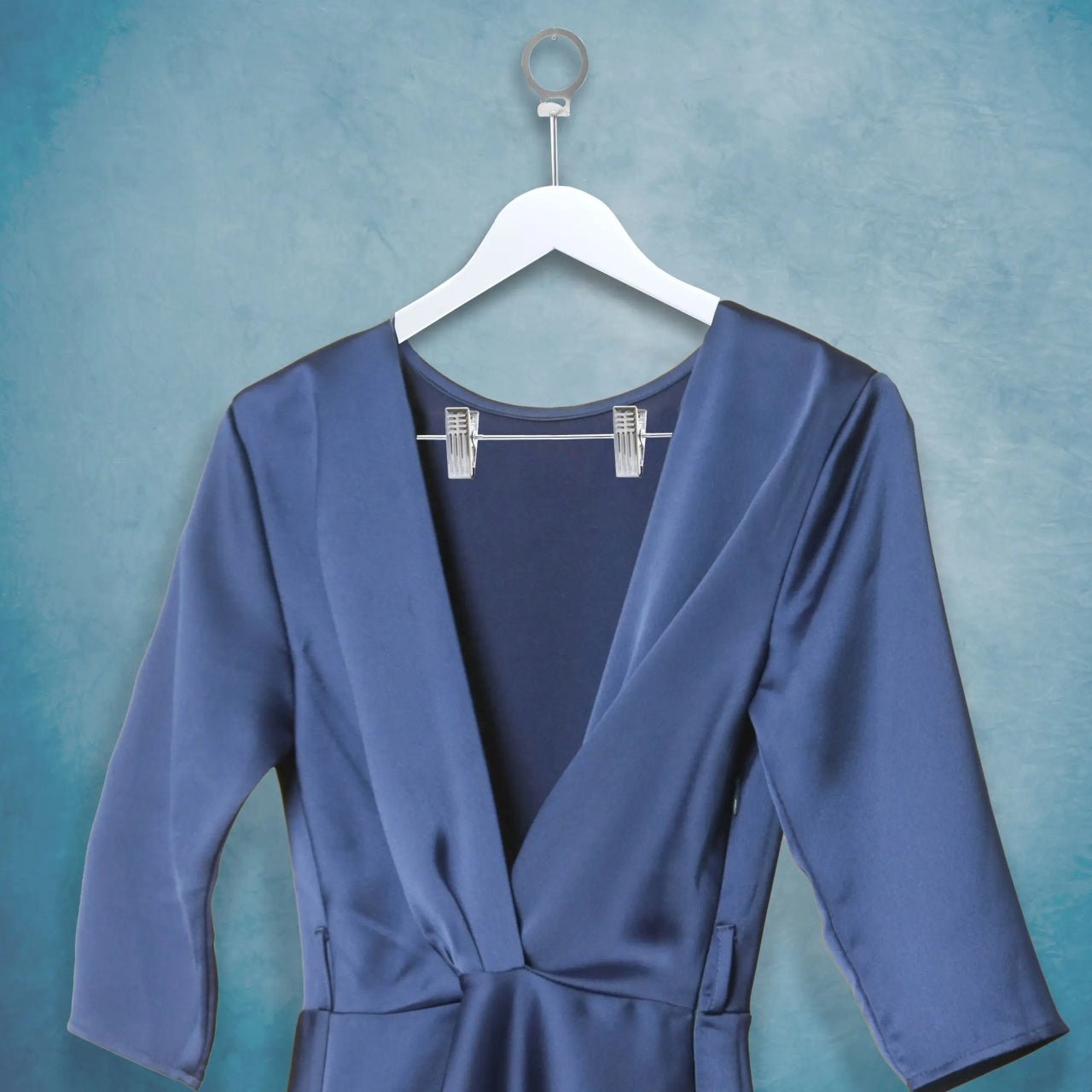 Umeraș hotelier din lemn alb cu cârlig antifurt și clipsuri metalice - ideal pentru cămăși, bluze, pantaloni, tricouri și rochii - HUMERO