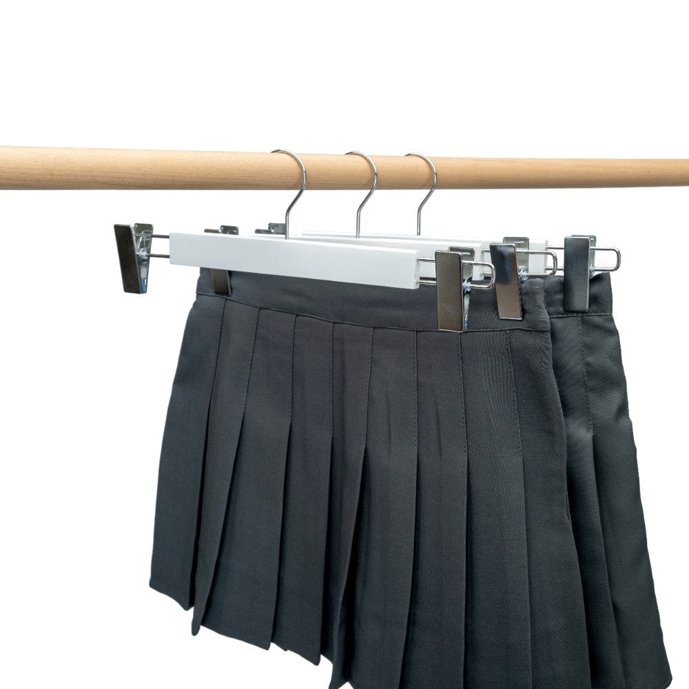 Umeraș lat pentru pantaloni din lemn alb cu clipsuri metalice - ideal pentru pantaloni și fuste - HUMERO