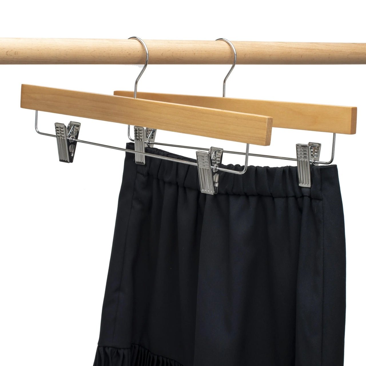 Umeraș pentru pantaloni din lemn natur cu clipsuri metalice - ideal pentru pantaloni și fuste - HUMERO