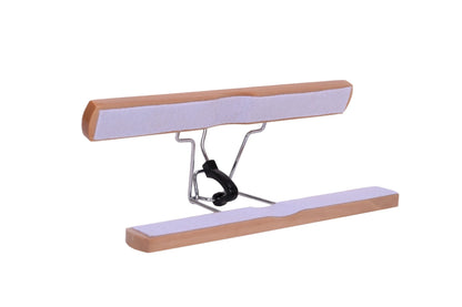 Umeraș pentru pantaloni FlikFlak din lemn natur cu elemente metalice - ideal pentru pantaloni și fuste - HUMERO