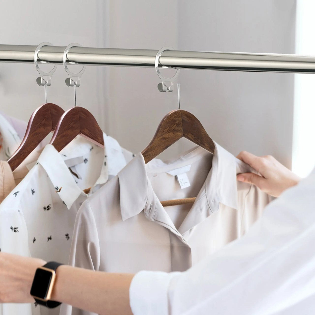Umeraș hotelier din lemn cu finisaj vintage,bară pentru pantaloni și margini de catifea - ideal pentru cămăși, bluze, pantaloni, tricouri și rochii
