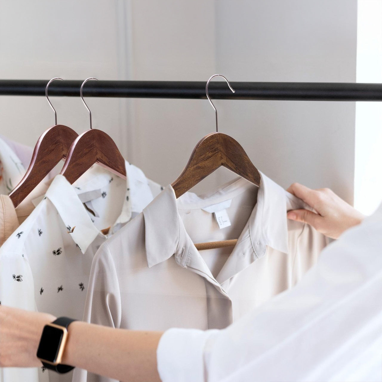 Umeraș din lemn cu finisaj vintage,bară pentru pantaloni și margini de catifea - pentru haine delicate
