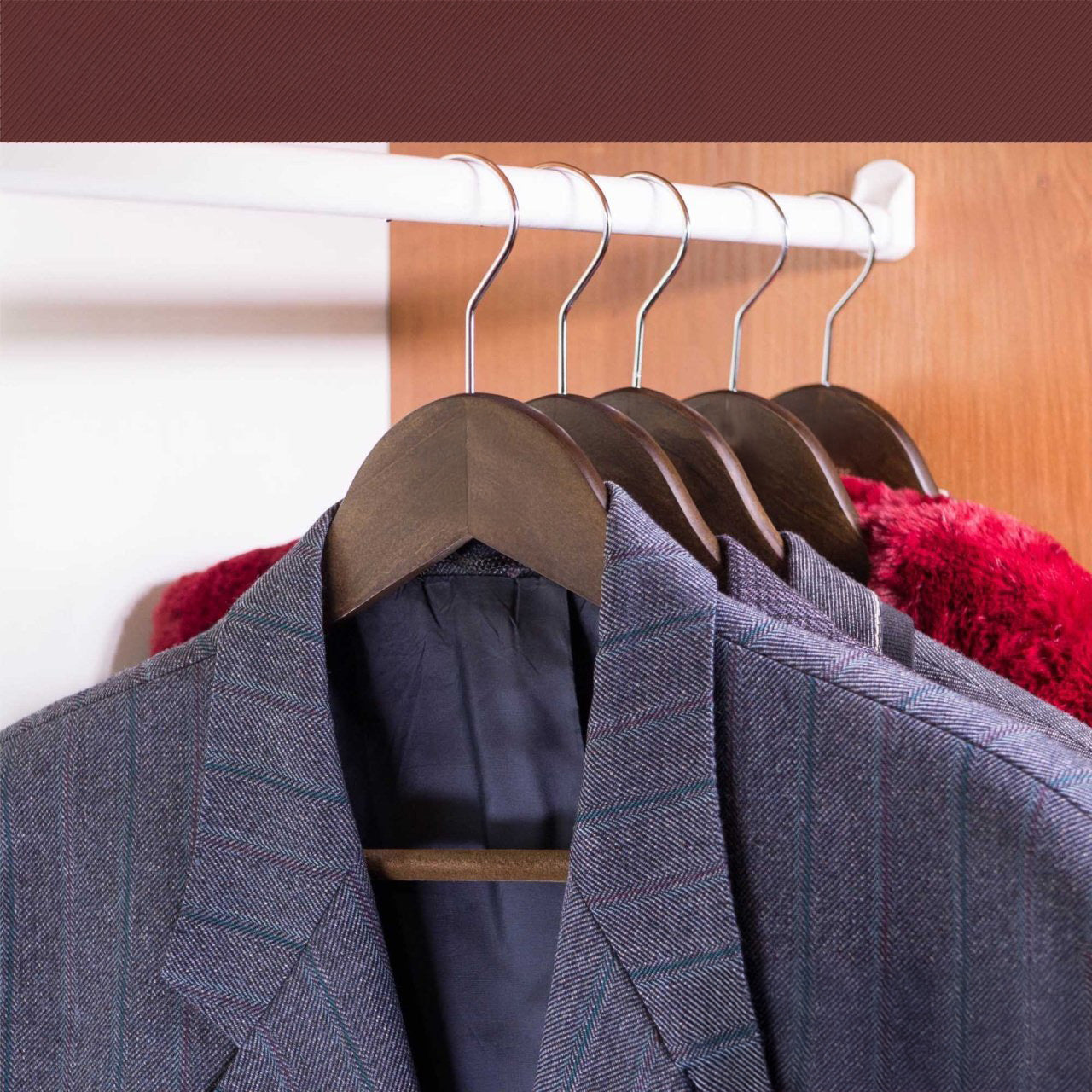 Umeraș din lemn cu finisaj vintage,bară pentru pantaloni și margini de catifea - pentru haine delicate