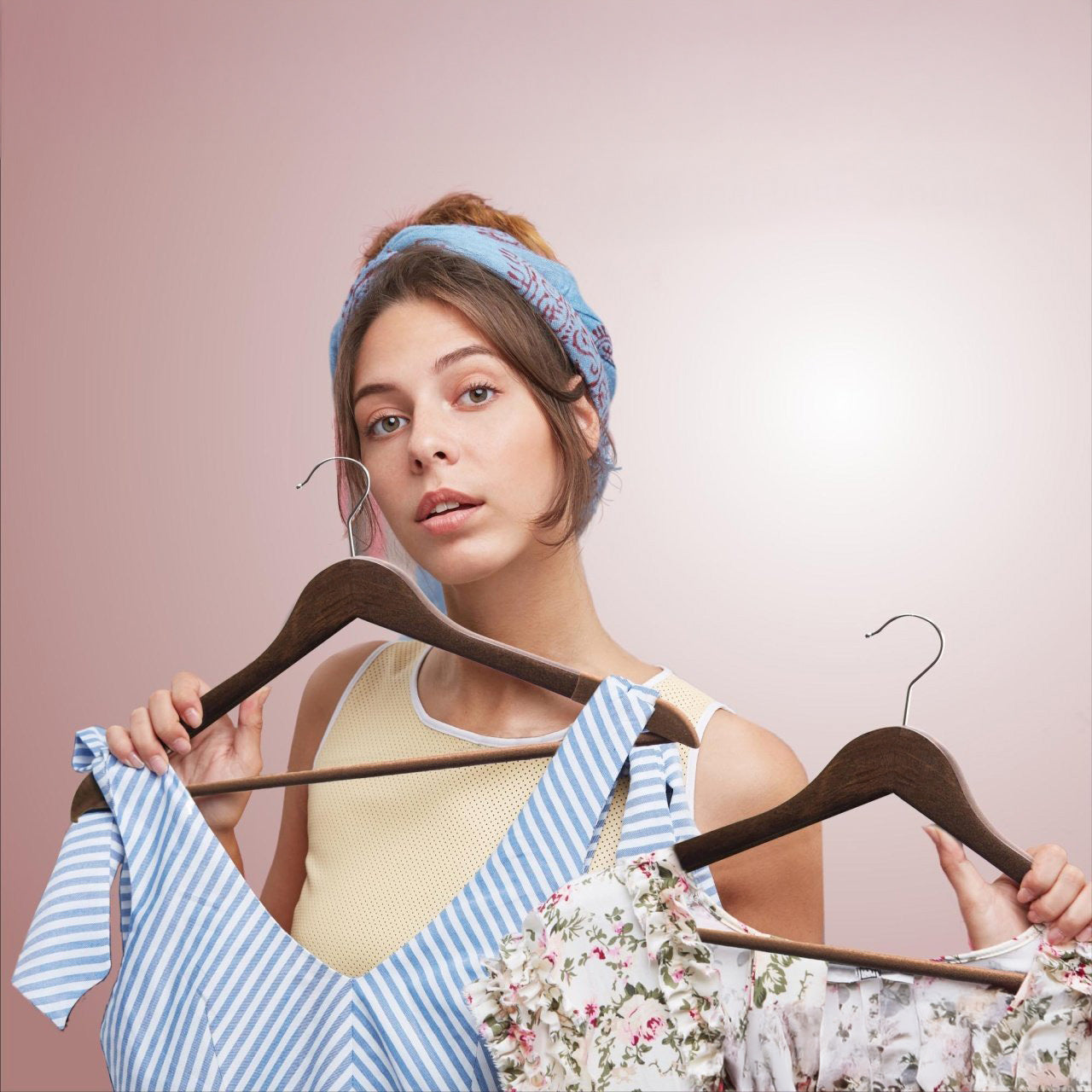 Umeraș din lemn cu finisaj vintage,bară pentru pantaloni și margini de catifea - pentru haine delicate